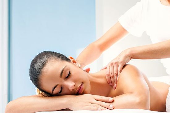 massaggiatrice che fa un massaggio a una cliente