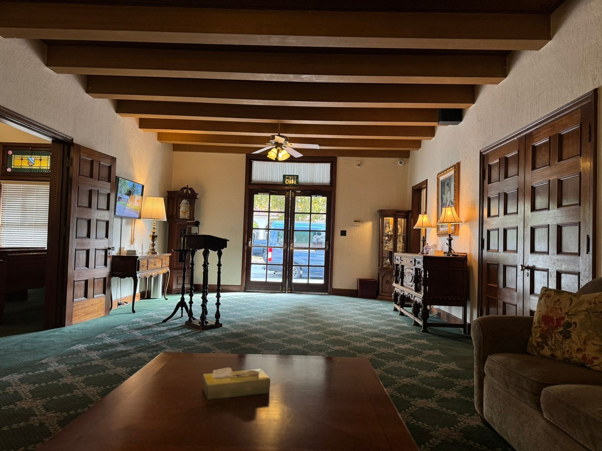 Lilac blossoms in a glass vase, shades of purple with green leaves.
