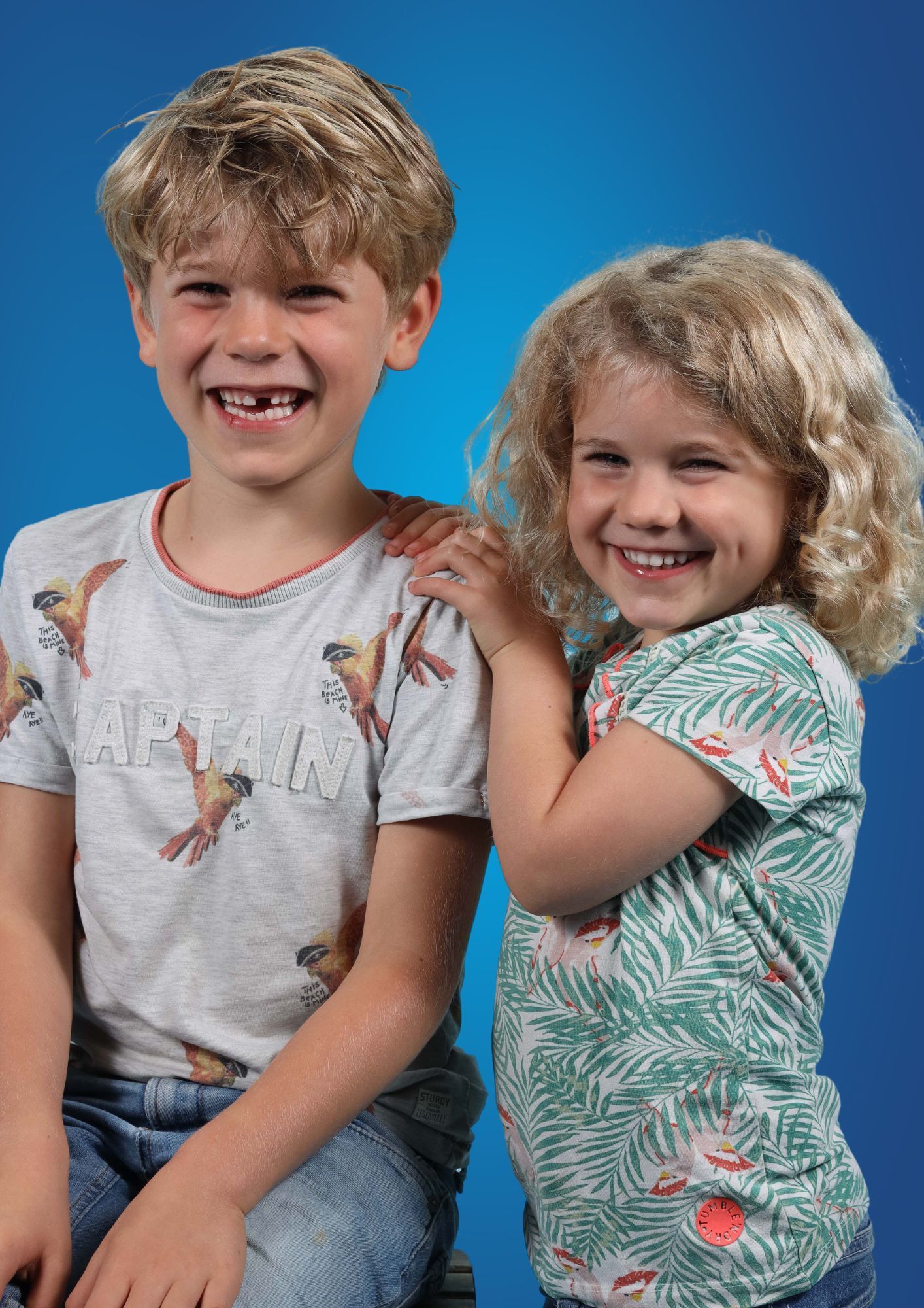 Leukste schoolfoto, Leuke schoolfoto, leukste schoolfotograaf, basisschool, schoolfoto, tiel, gelderland, broer/zus foto