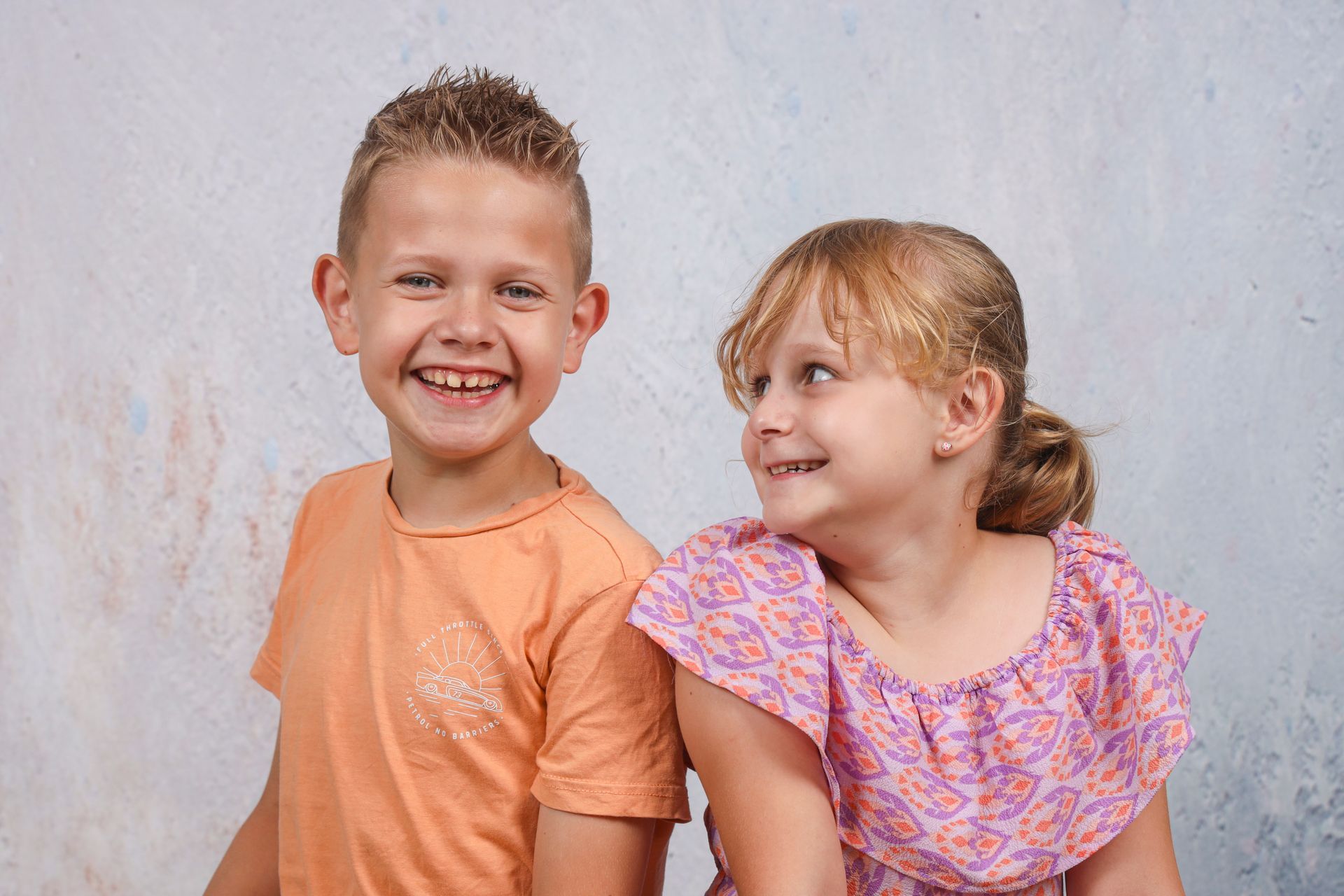 Leukste schoolfoto, Leuke schoolfoto, leukste schoolfotograaf, basisschool, schoolfoto, tiel, gelderland, broer/zus foto