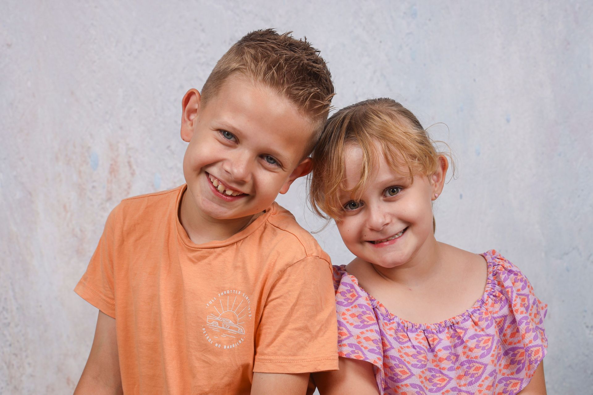 Leukste schoolfoto, Leuke schoolfoto, leukste schoolfotograaf, basisschool, schoolfoto, tiel, gelderland, broer/zus foto