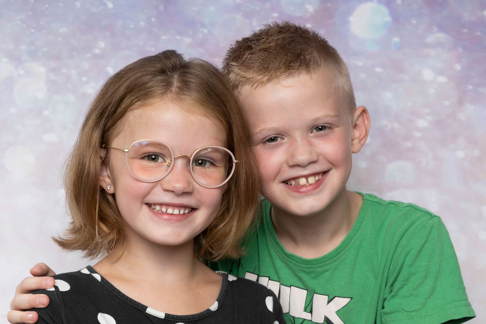 Leukste schoolfoto, Leuke schoolfoto, leukste schoolfotograaf, basisschool, schoolfoto, tiel, gelderland, broer/zus foto