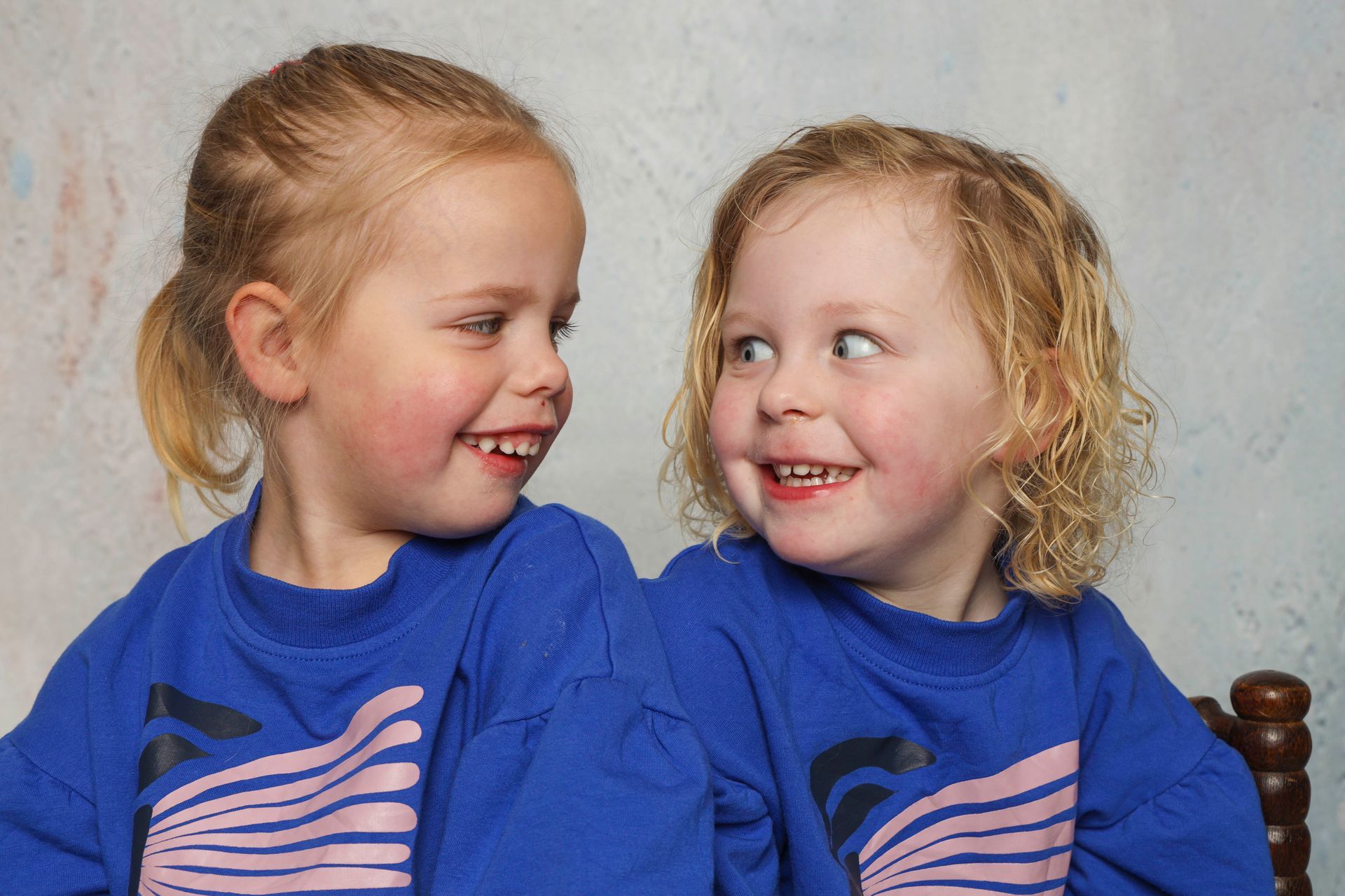 Leukste schoolfoto, Leuke schoolfoto, leukste schoolfotograaf, basisschool, schoolfoto, tiel, gelderland, broer/zus foto
