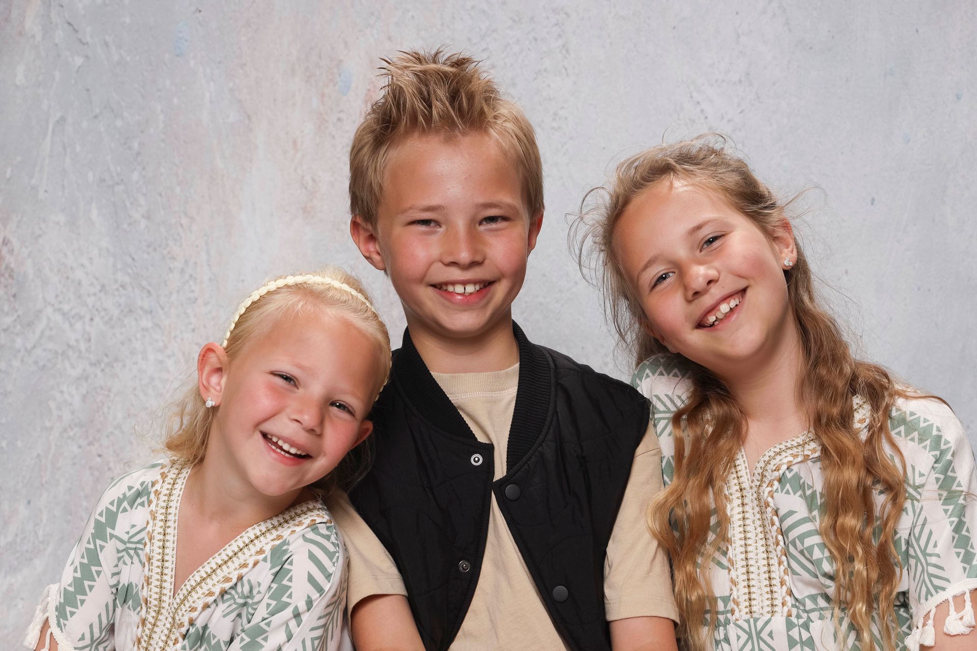 Leukste schoolfoto, Leuke schoolfoto, leukste schoolfotograaf, basisschool, schoolfoto, tiel, gelderland, broer/zus foto