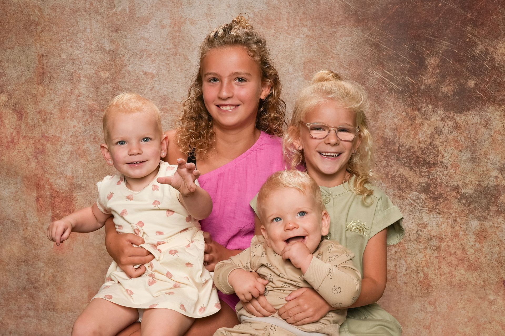 Leukste schoolfoto, Leuke schoolfoto, leukste schoolfotograaf, basisschool, schoolfoto, tiel, gelderland, broer/zus foto