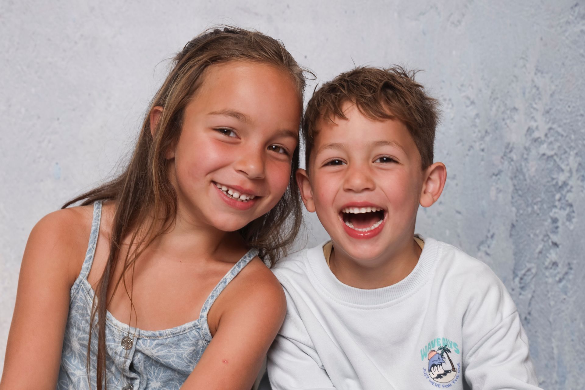 Leukste schoolfoto, Leuke schoolfoto, leukste schoolfotograaf, basisschool, schoolfoto, tiel, gelderland, broer/zus foto