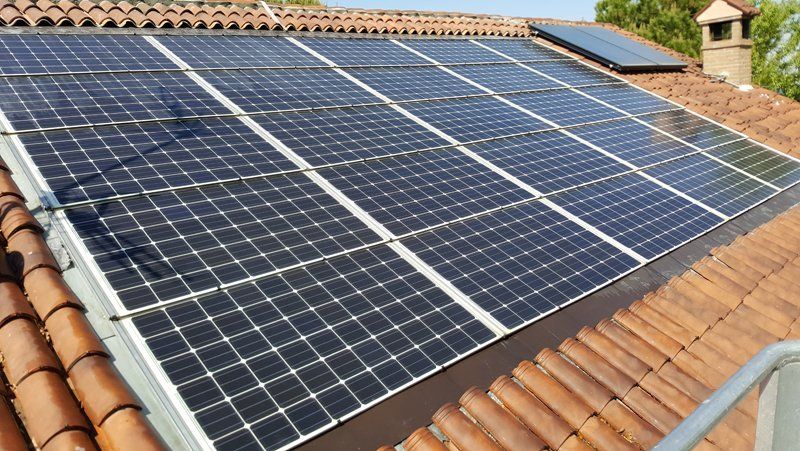 tetto con pannelli fotovoltaici