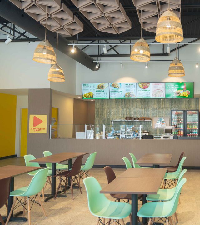 L'intérieur d'un restaurant avec des tables et des chaises.