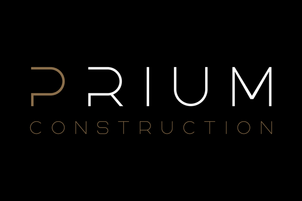 Le logo de PRIUM construction est sur fond noir.