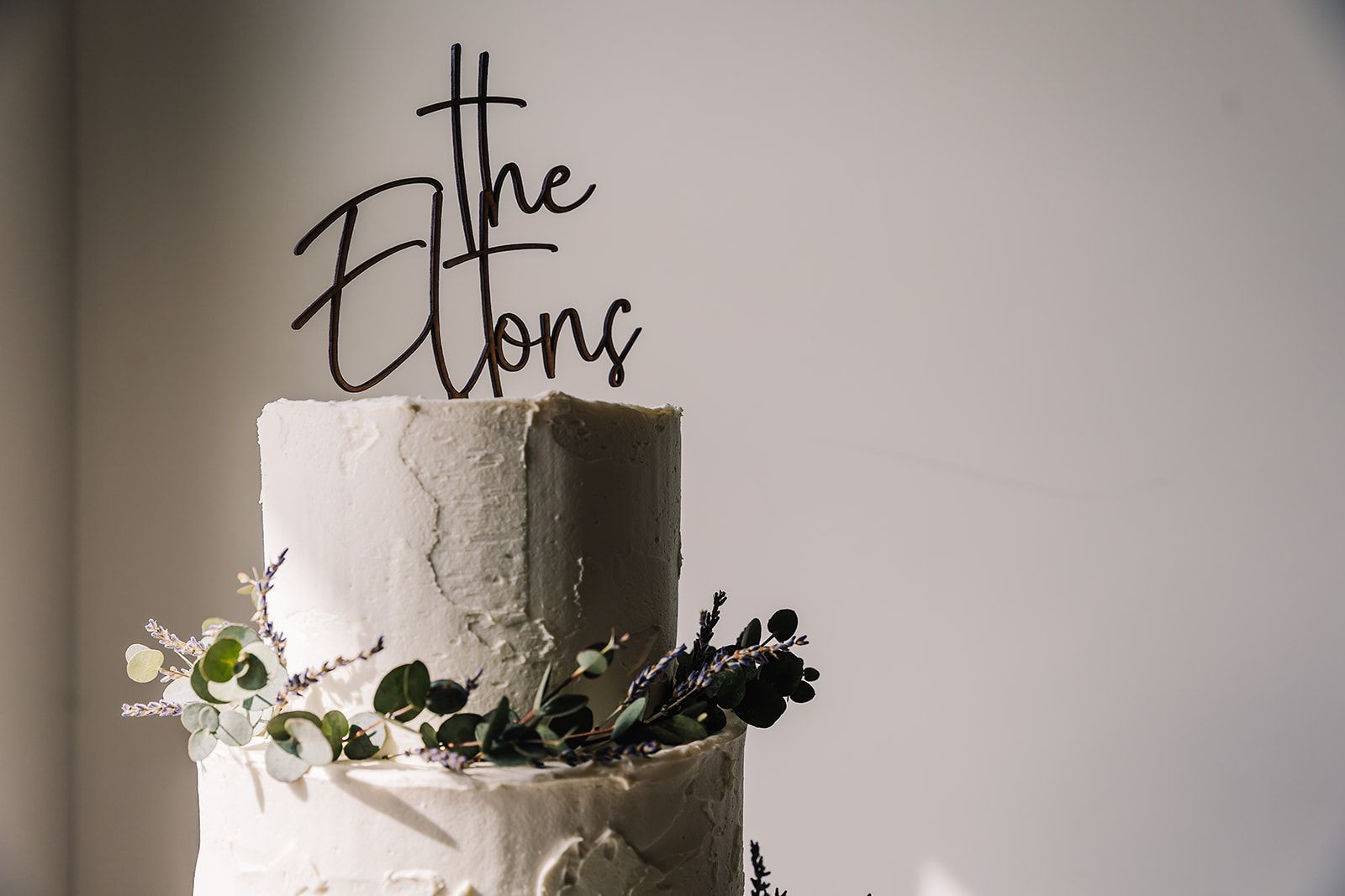 naked cake, cake barrel, wedding cake display ideas