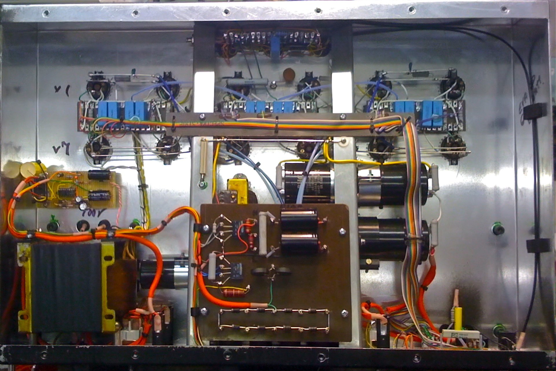 600 Watt valve amplifier.