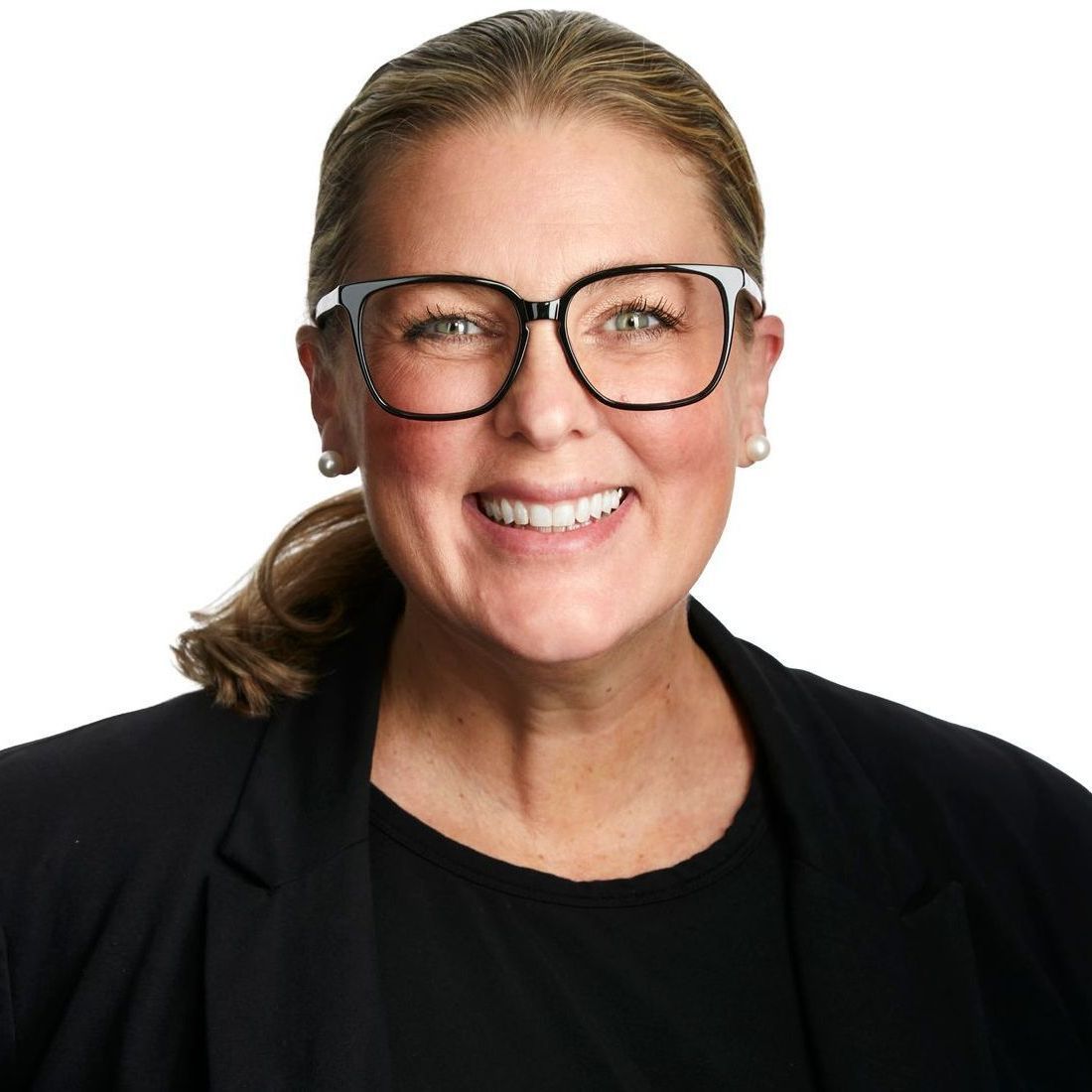 Portrait of Andra Arnold, top real estate agent in Guelph, Ontario