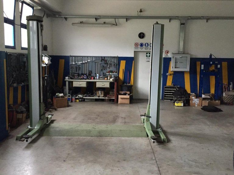 ponte sollevatore presente in officina