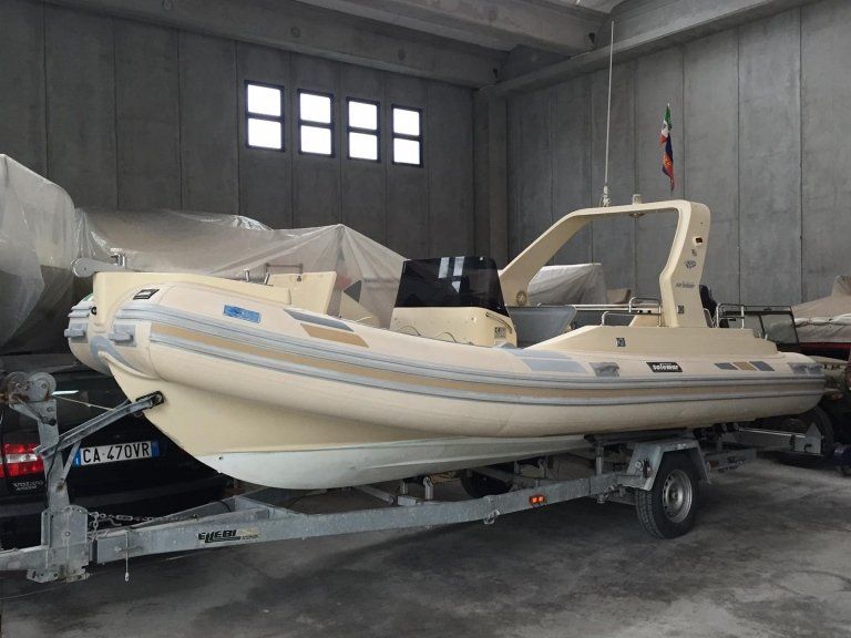 imbarcazione su carrello per il trasporto