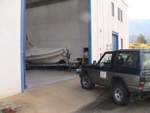 imbarcazione con telo dentro l'officina