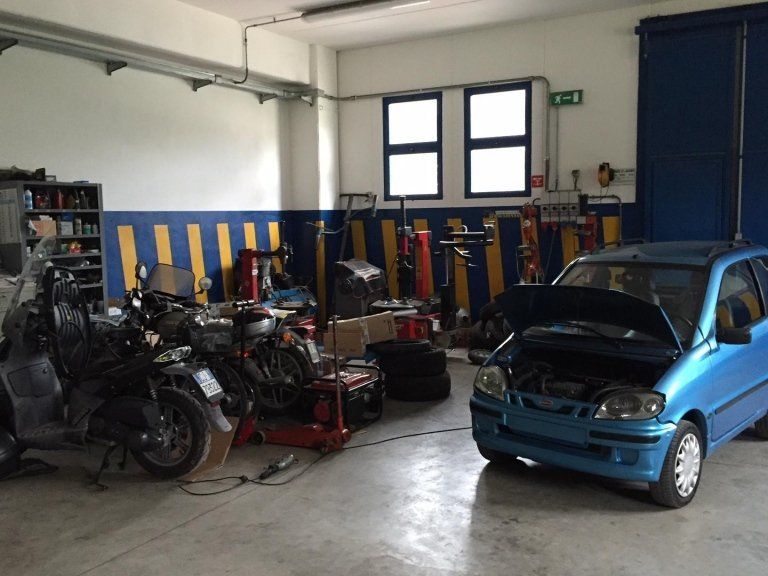 mezzi in officina in attesa della riparazione