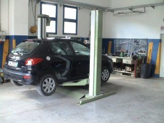 auto su ponte elevatore durante una riparazione