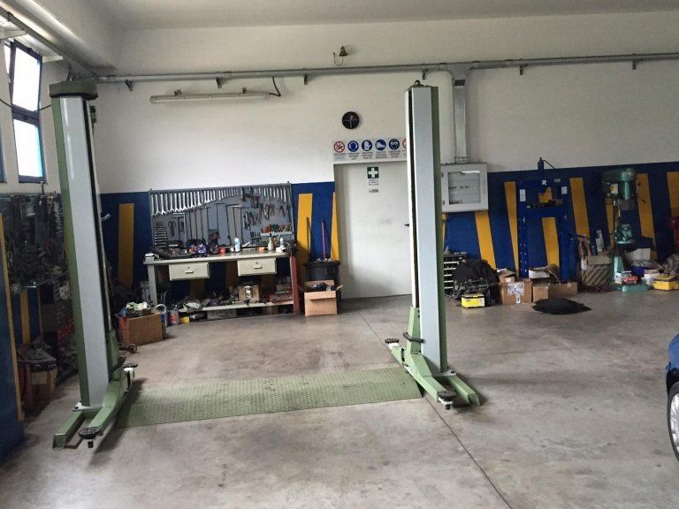 officina con ponte sollevatore auto