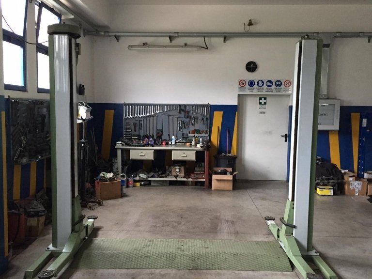 interni officina adibita per la riparazione delle auto