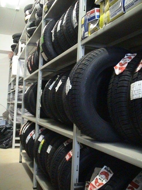 magazzino con pneumatici nuovi per auto