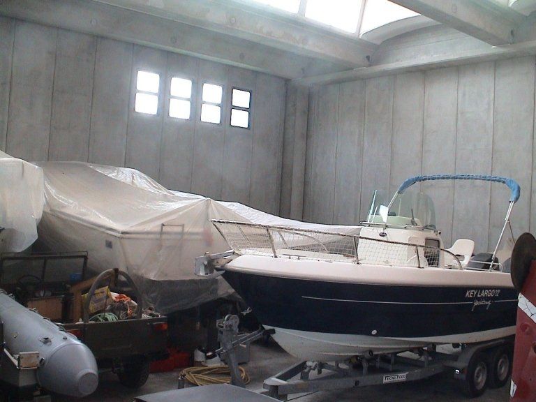 barche ferme in deposito dentro l'officina