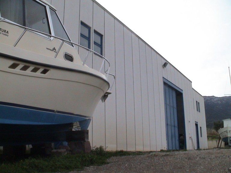 imbarcazione durante un intervento di restauro