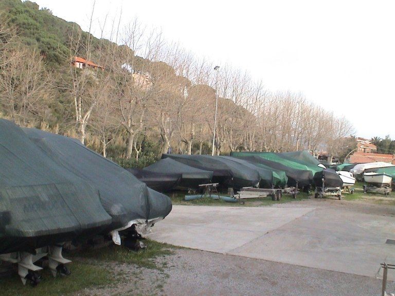 barche coperte da teli durante la stagione invernale