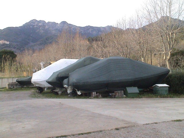 imbarcazioni nella rimessa dell'officina