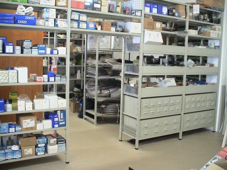 magazzino con ricambi per imbarcazioni