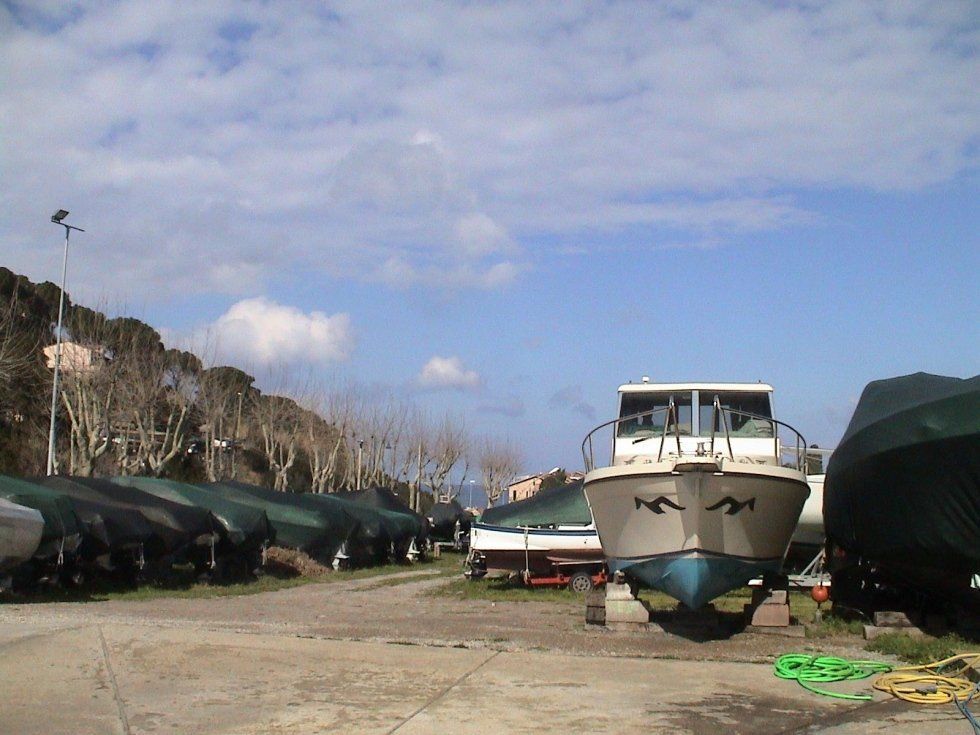 barca in attesa di essere riparata