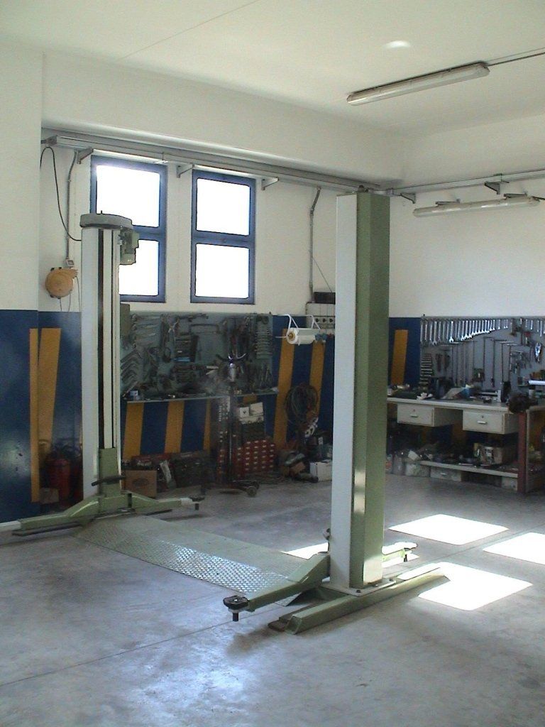 ponte elevatore per la riparazione delle auto