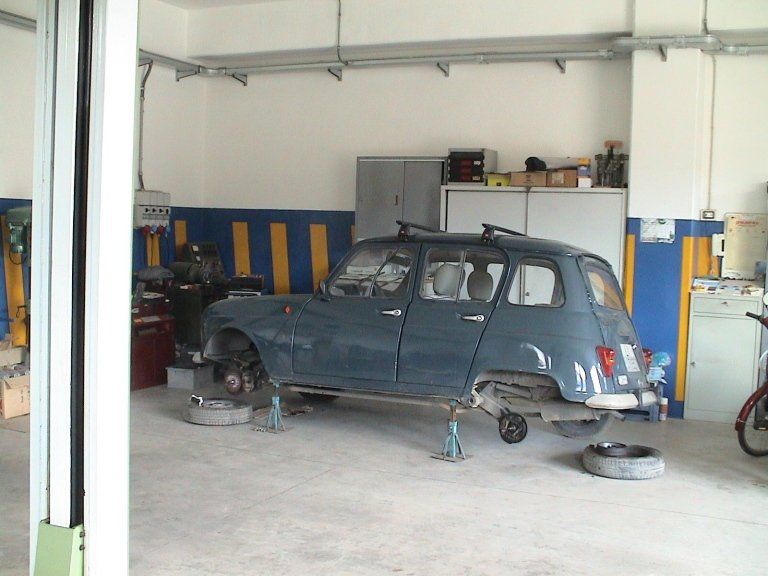 auto d'epoca pronta per essere restaurata