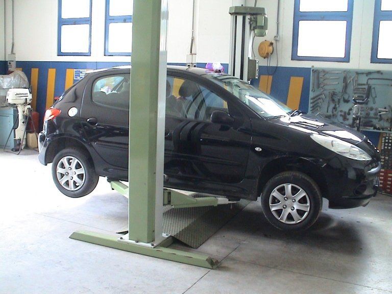 vettura su ponte elevatore