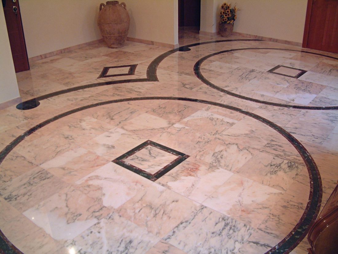 pavimento in marmo con forme geometriche