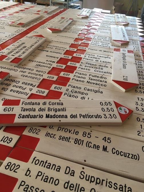 Monopattino rosso con scatola per le consegne