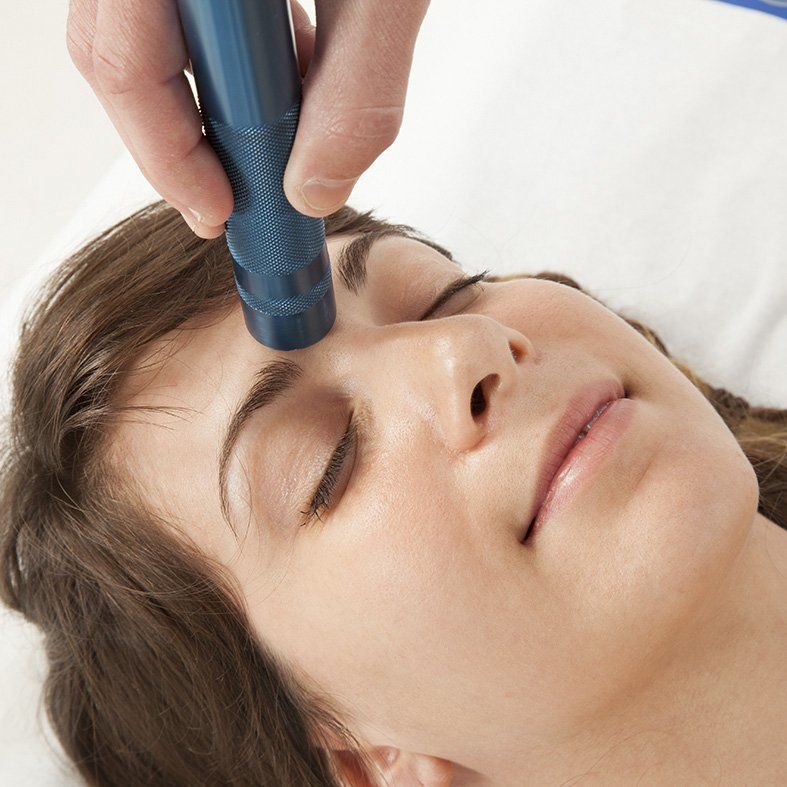 Client receiving a Pulsed Electromagnetic Field PEMF ICR treatment at Health Energies Vaughan Wellness centre