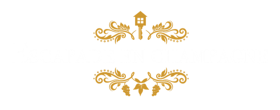 Une lettre e en or avec une couronne dessus