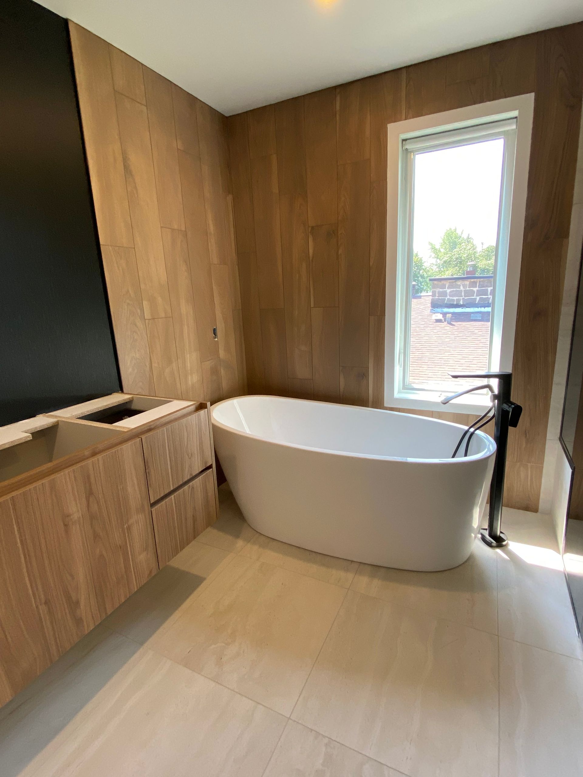 Une salle de bain avec une grande baignoire et une fenêtre.