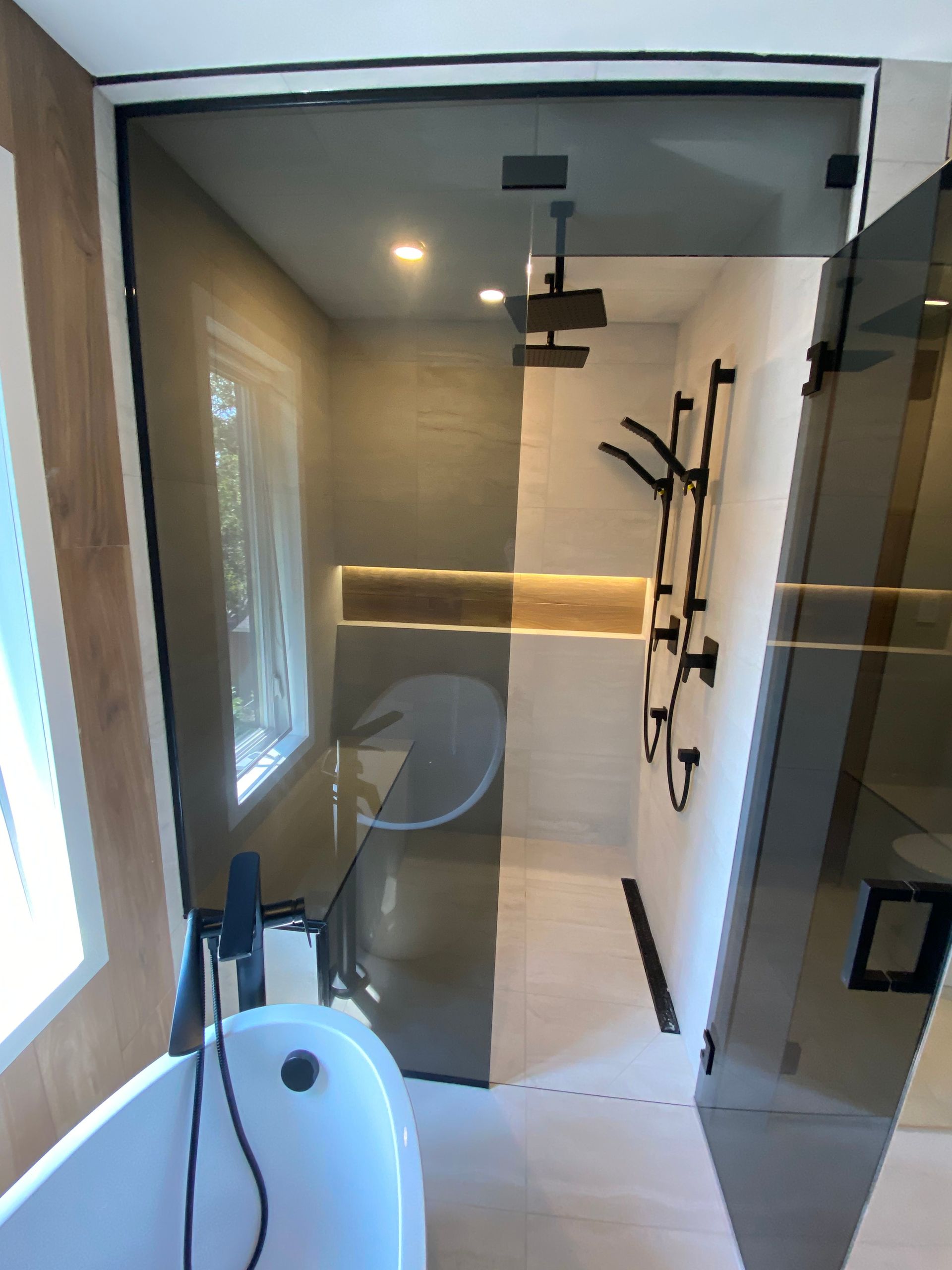 Une salle de bain avec une douche à l'italienne et une baignoire