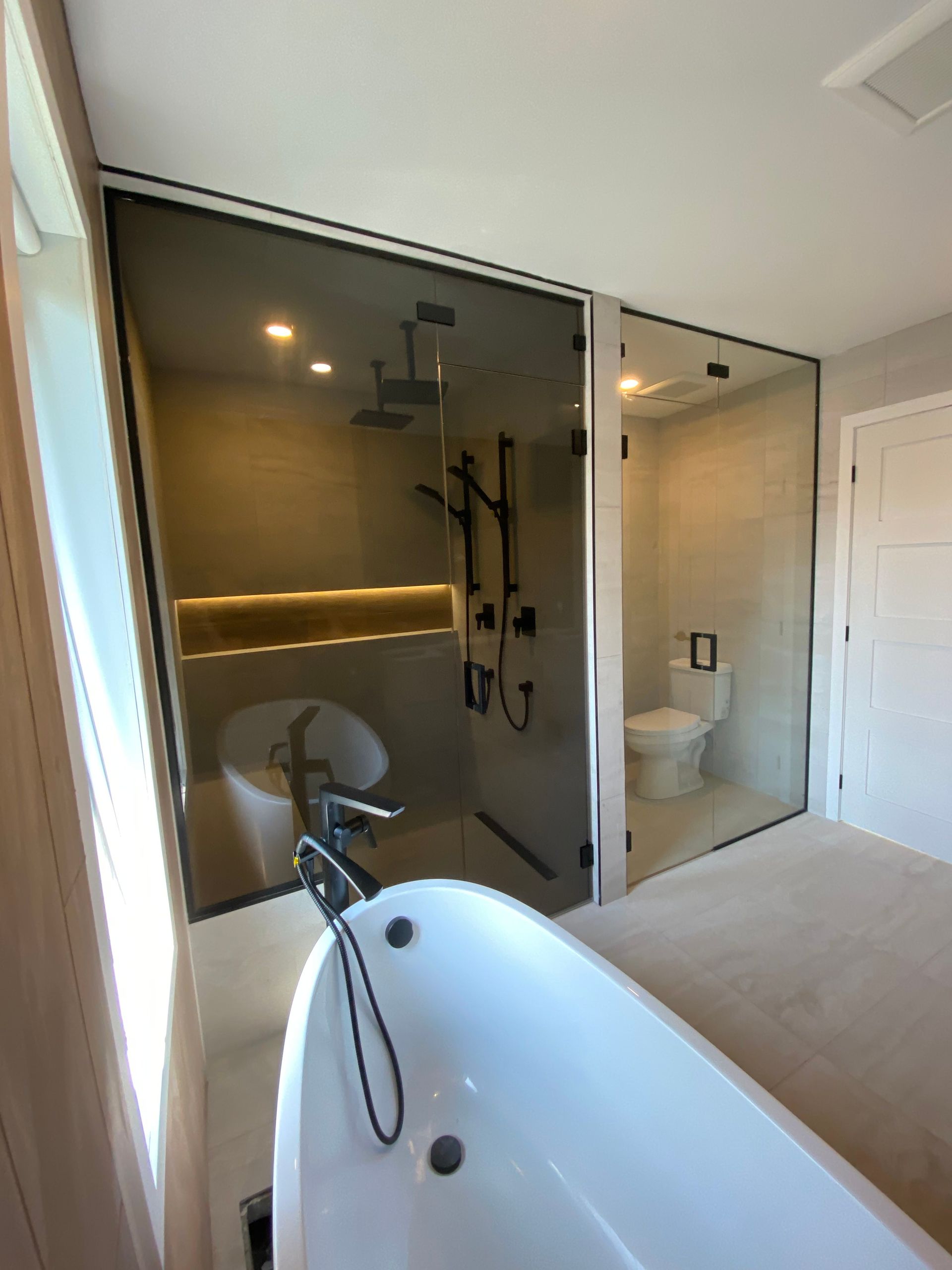 Une salle de bain avec une baignoire, des toilettes et une douche