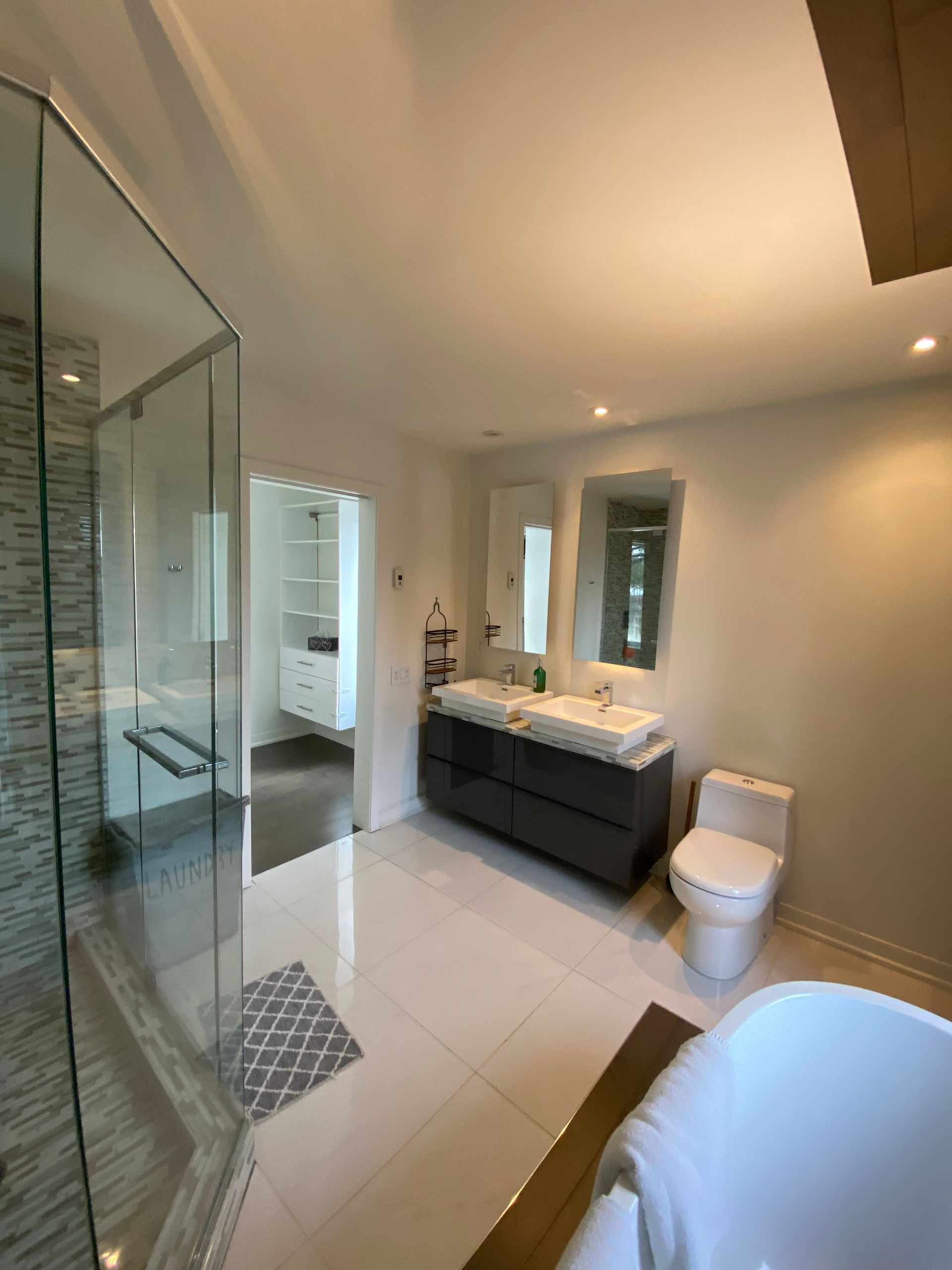 Une salle de bain avec deux lavabos, un WC et une baignoire.