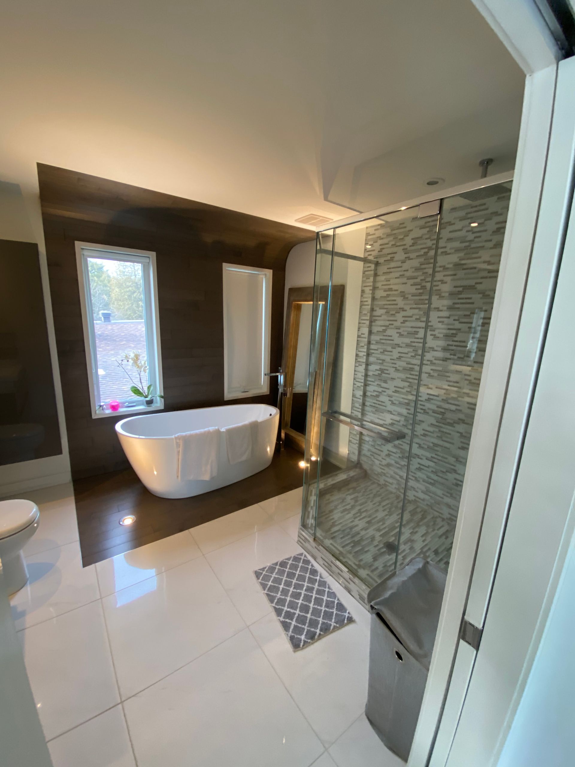 Une salle de bain avec baignoire, douche et WC.