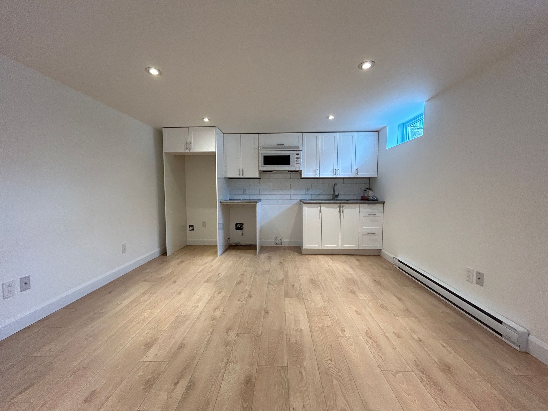 Il y a une cuisine dans le coin de la pièce.