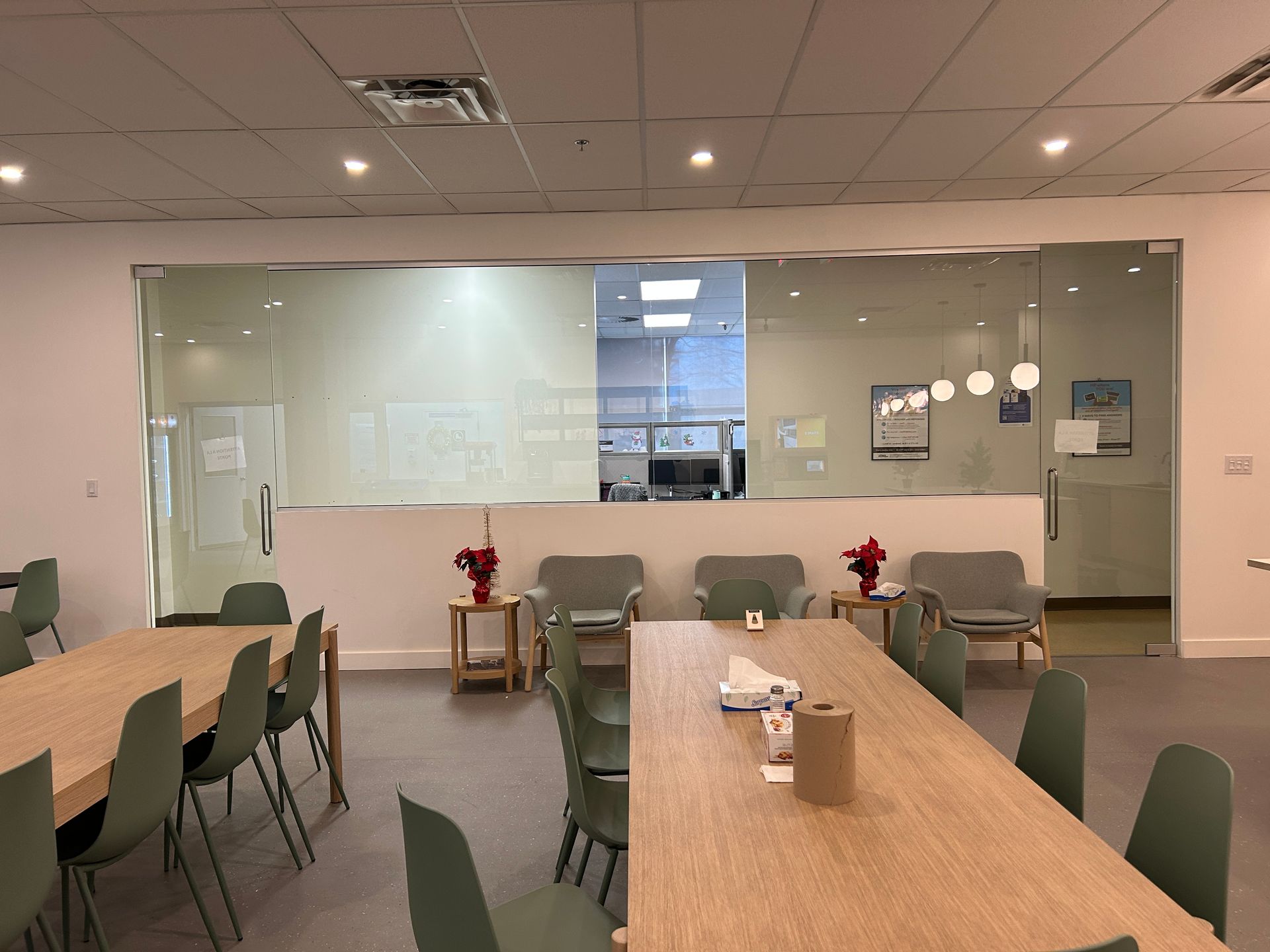 Une pièce avec une longue table et des chaises