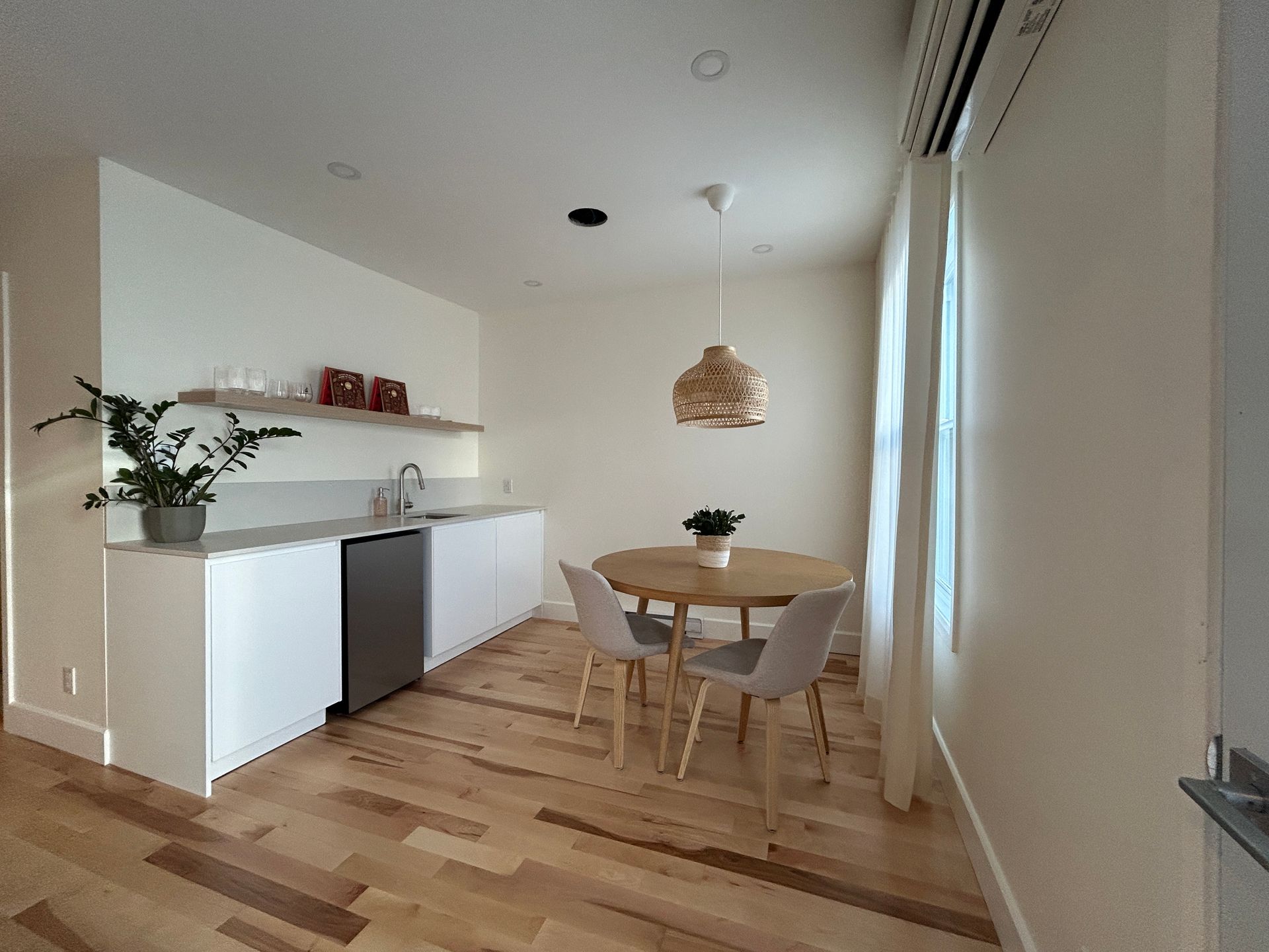 Une cuisine avec une table et des chaises