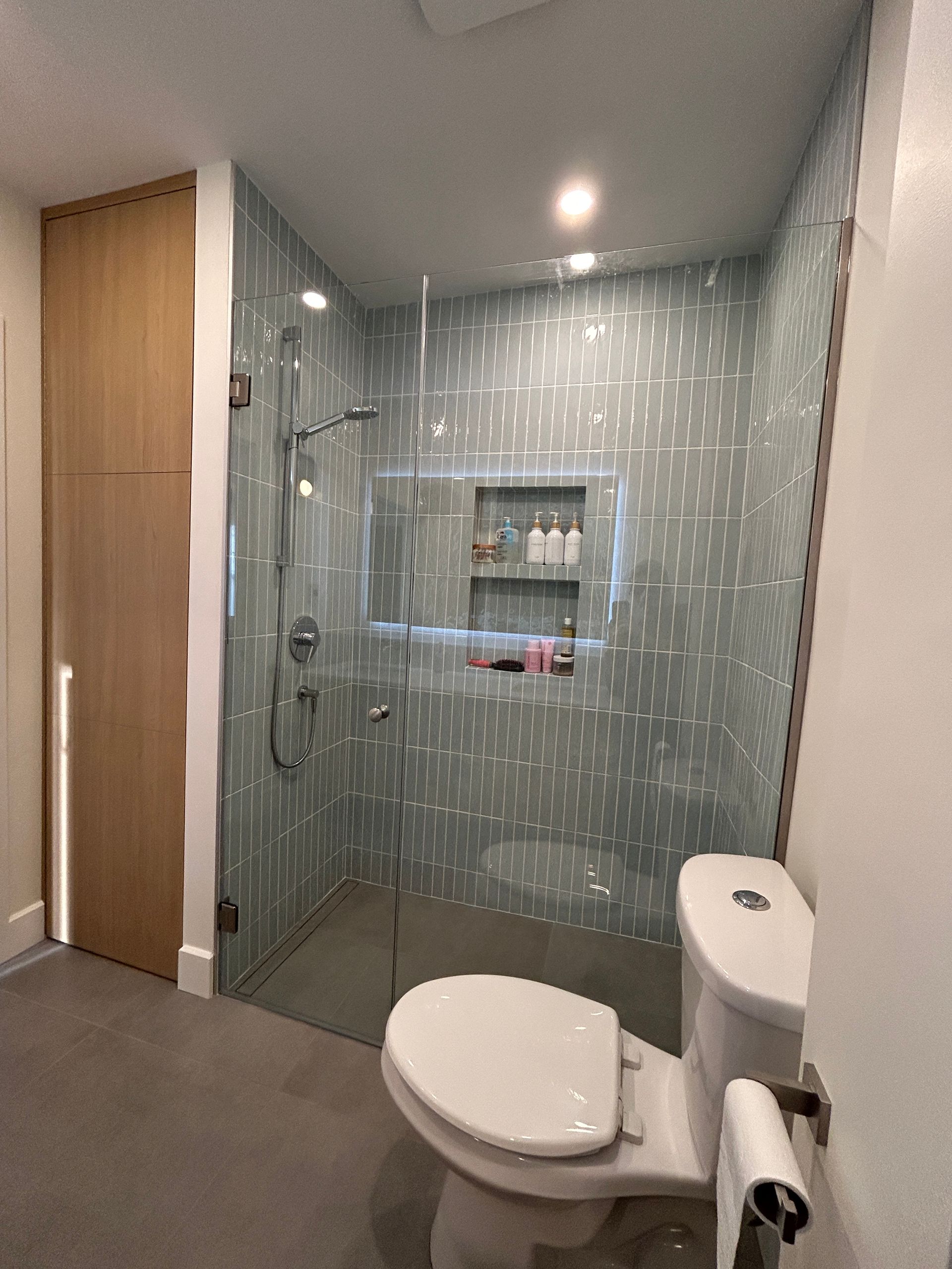 Une salle de bain avec WC et douche à l'italienne.