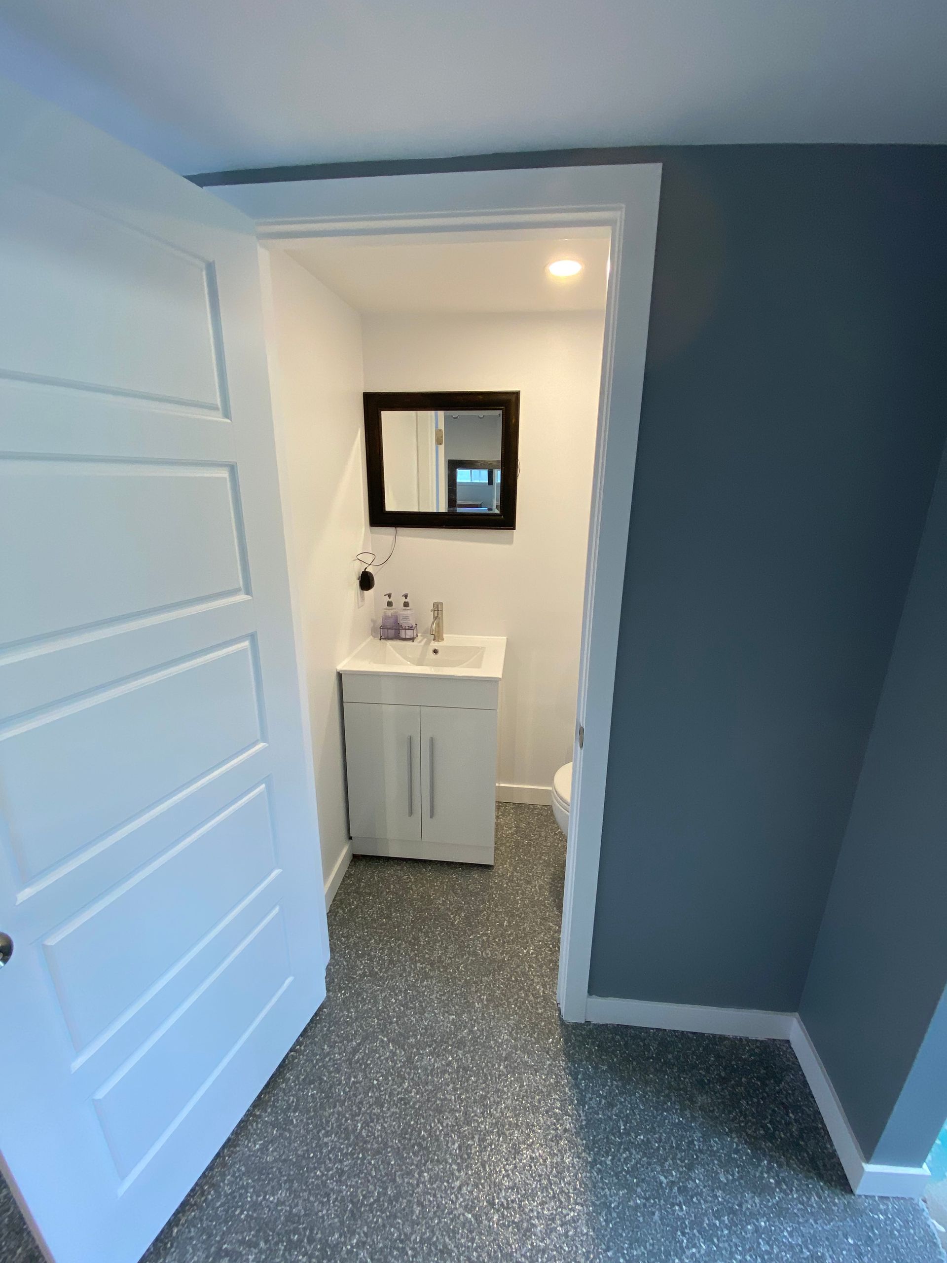 Une salle de bain avec un lavabo et un miroir