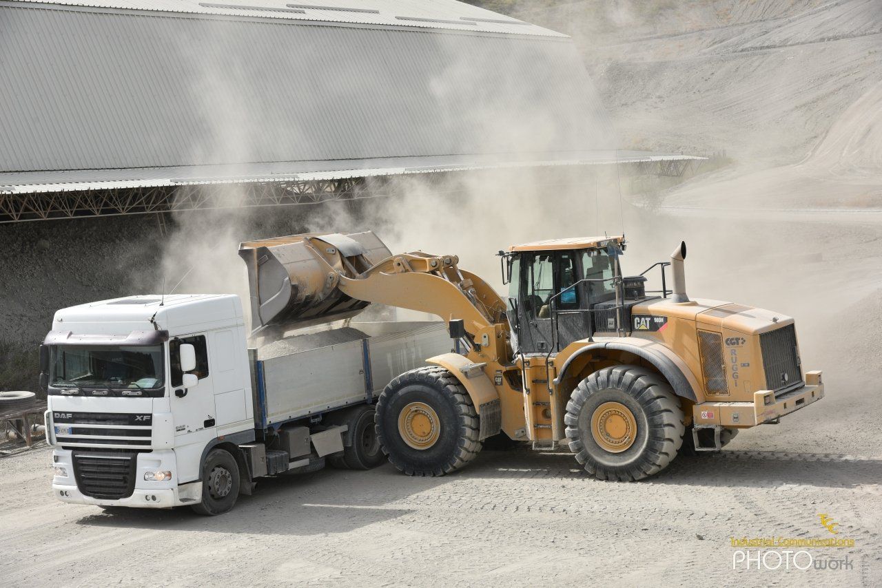 Fase di carico di argilla per ceramiche