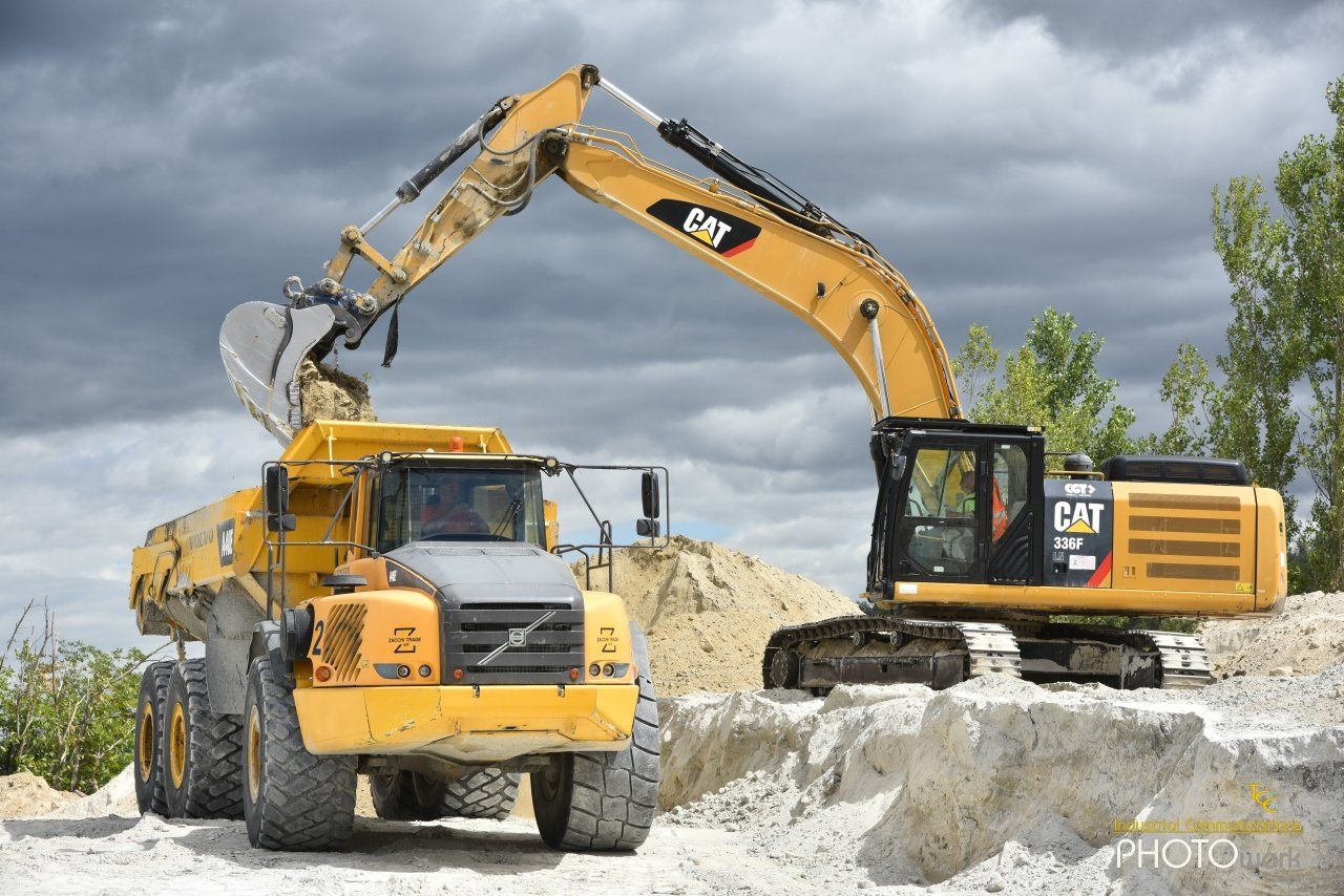Escavatore carica dumper sabbia