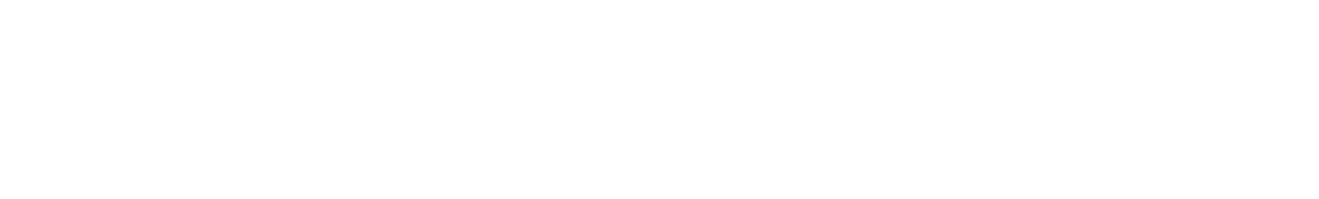 Nahaufnahme eines leuchtend bunten Kolibris mit schillernden Federn im Flug, der über einer verschwommenen Blume schwebt.